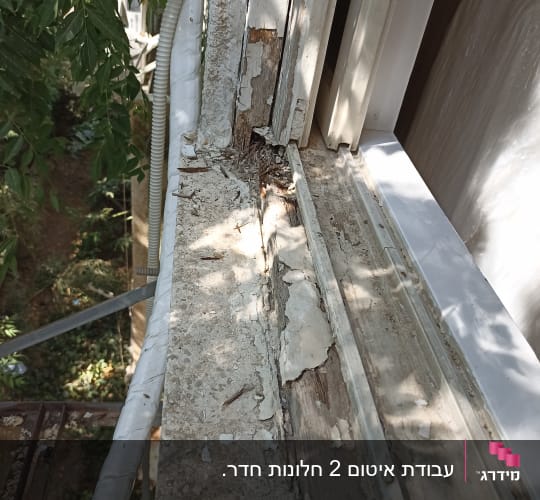 חלון עץ מתקלף עם איטום פגום